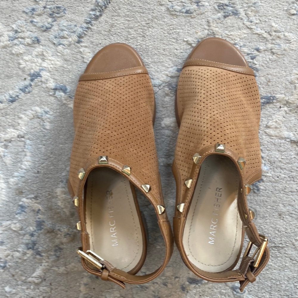 Peep toe pumps